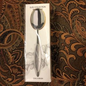 Artís Face Brush Oval 8 Smoke Collection